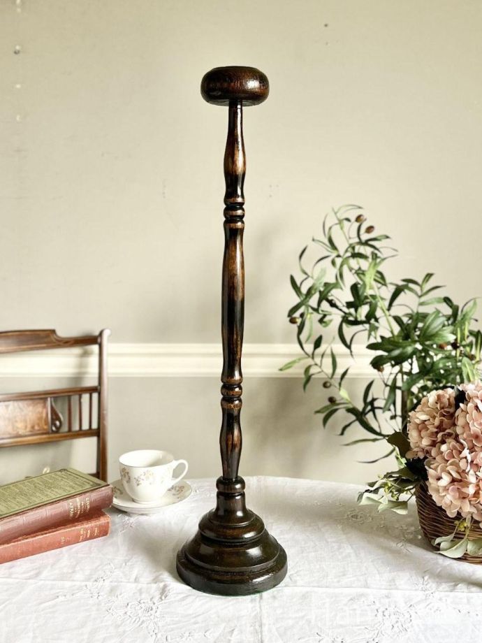 木製のアンティークハットスタンド