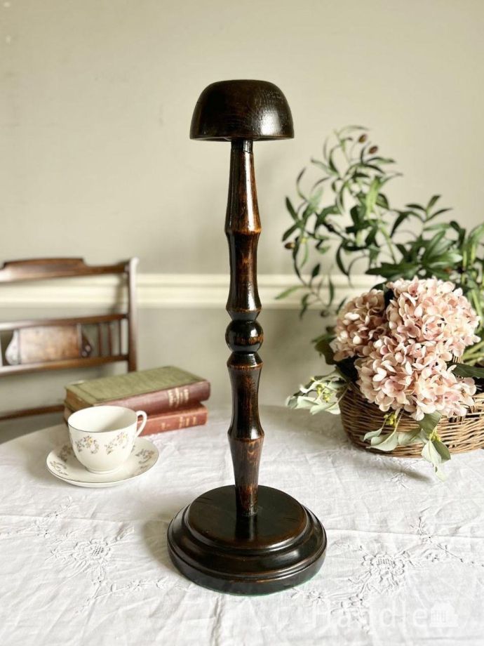 木製のアンティークハットスタンド