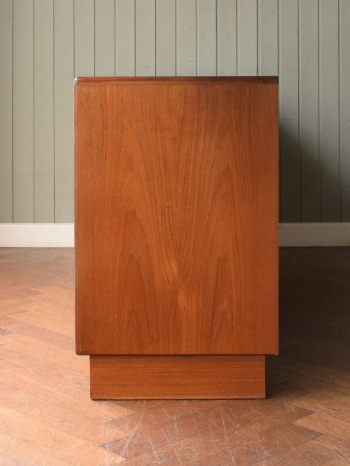 G-planのサイドボードの側面