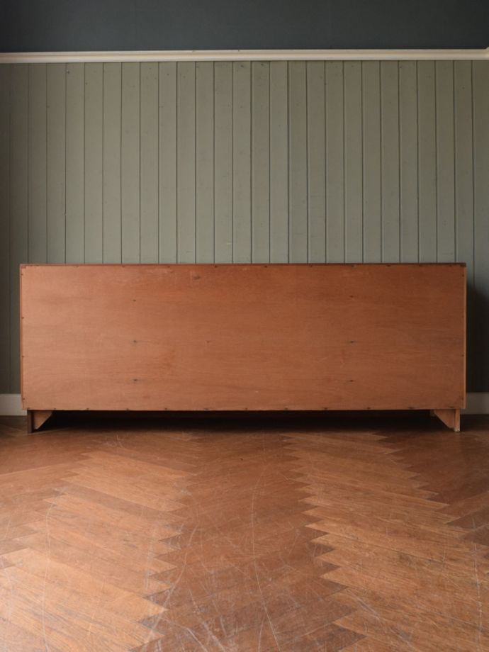 G-PLANのサイドボードの後ろ姿