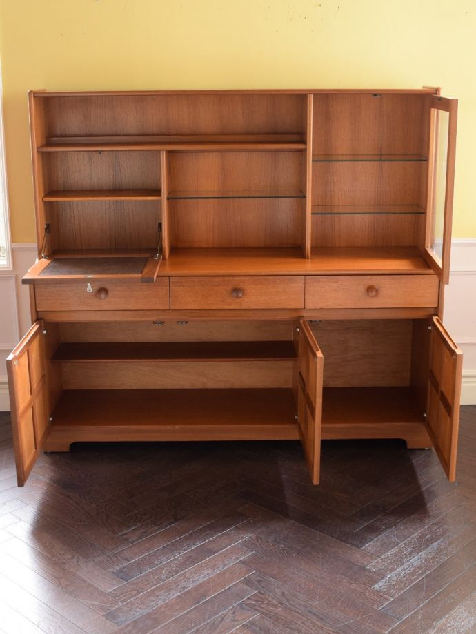 ビンテージ家具の扉の中