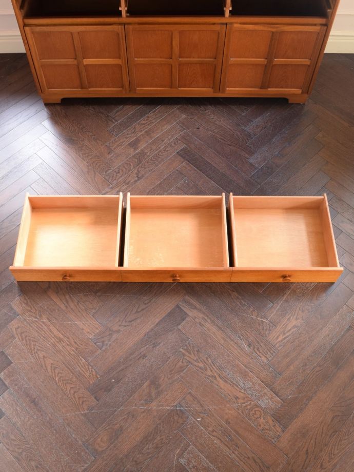 サイドボードの引き出し