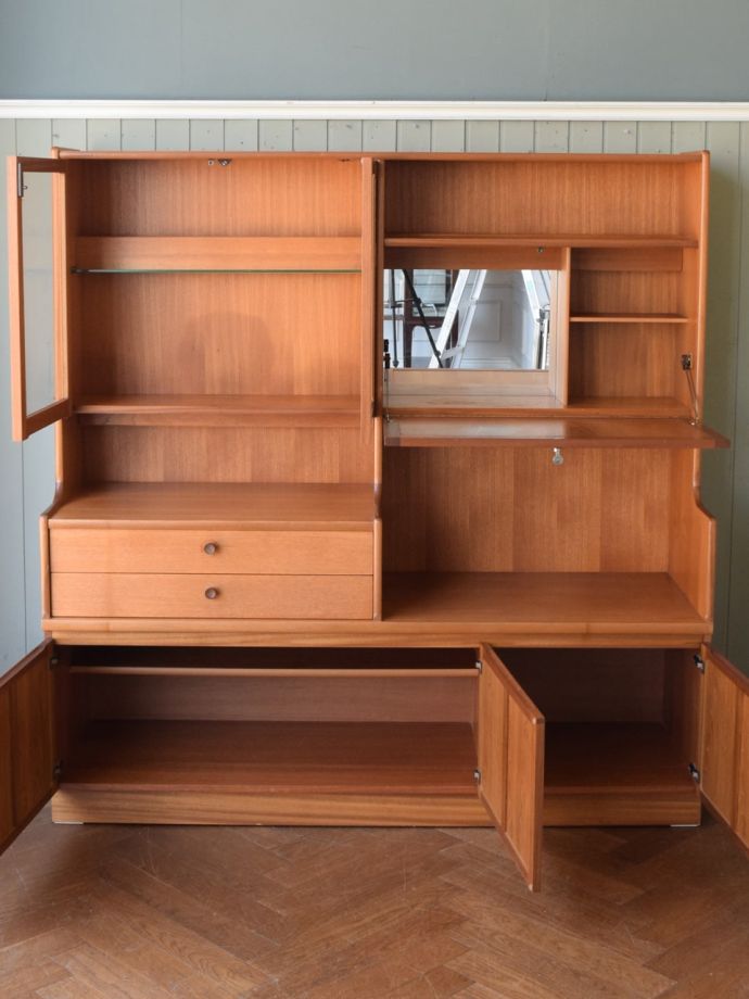 ビンテージ家具の扉の中