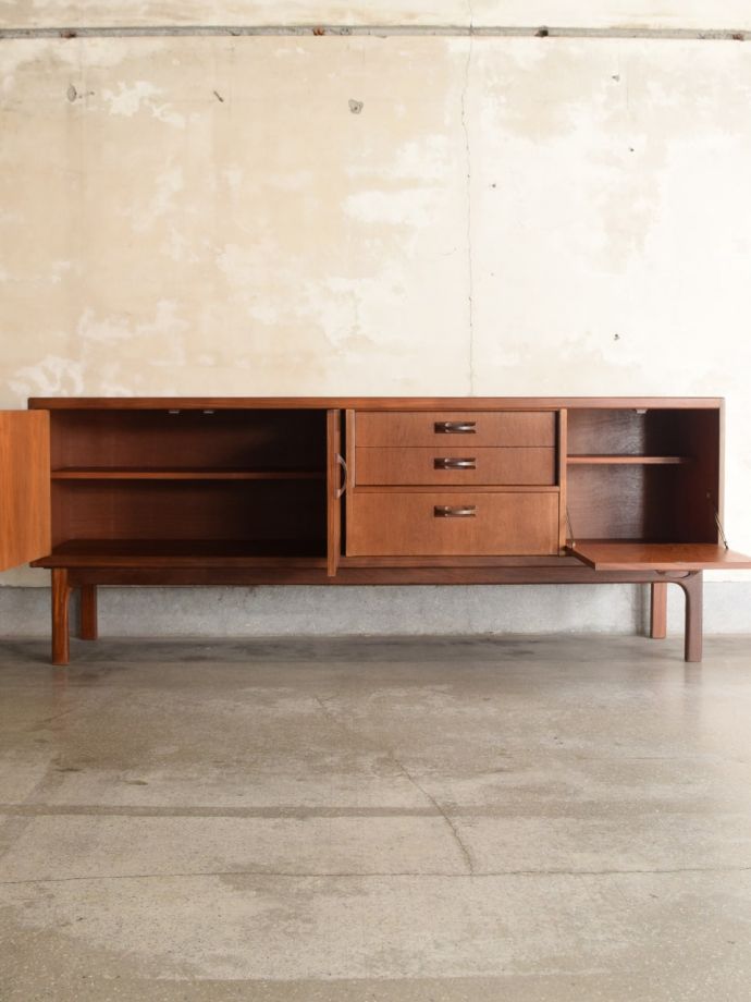 G-PLANサイドボードの扉の中