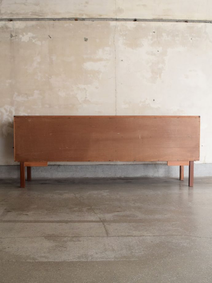 G-PLANのサイドボードの後ろ姿