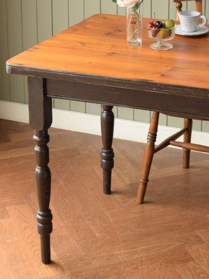 パイン材のダイニングテーブルの脚