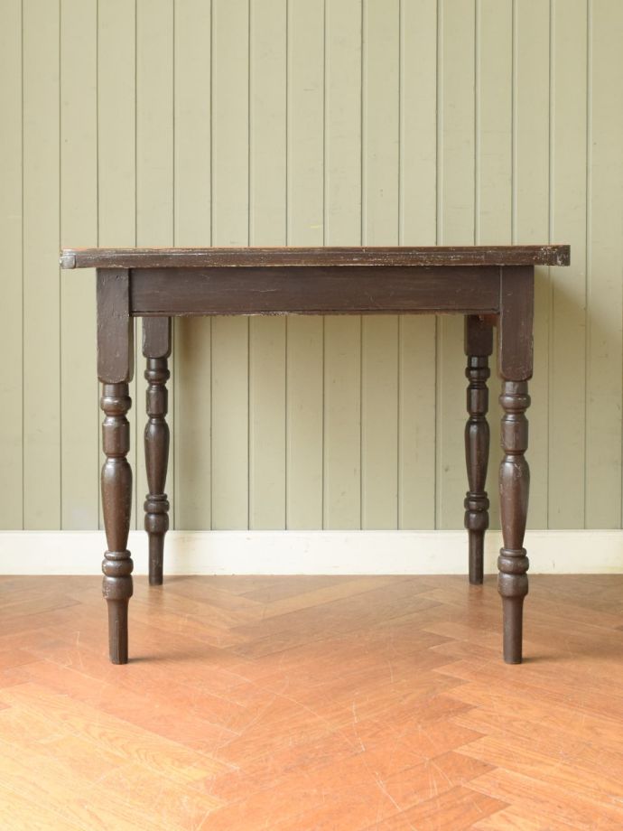 ダイニングテーブルの側面