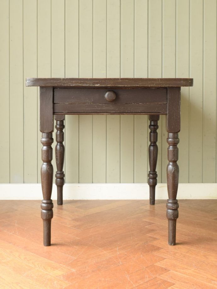 オシャレなテーブルの側面