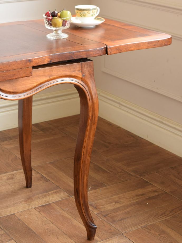 フランスの家具らしい美しい猫脚