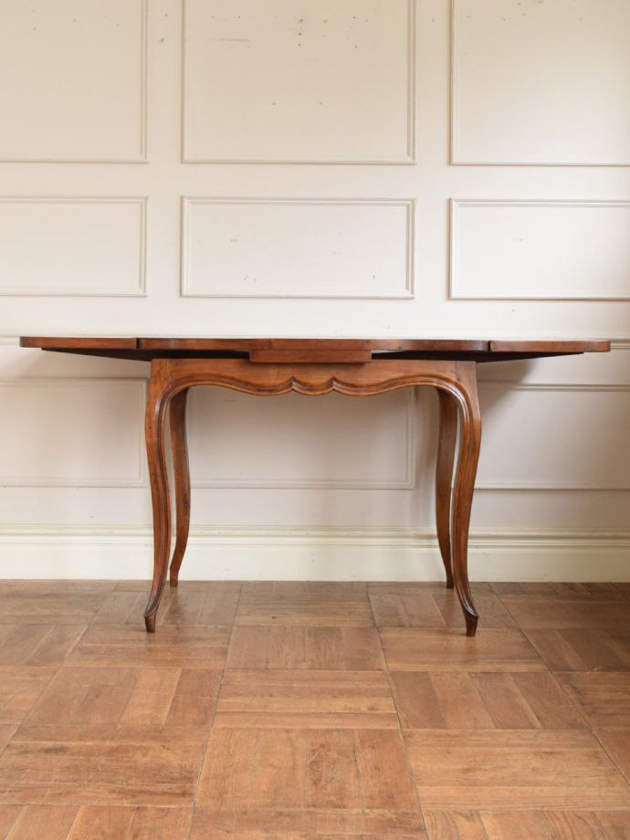 両方のリーフを開いた伸長式テーブル