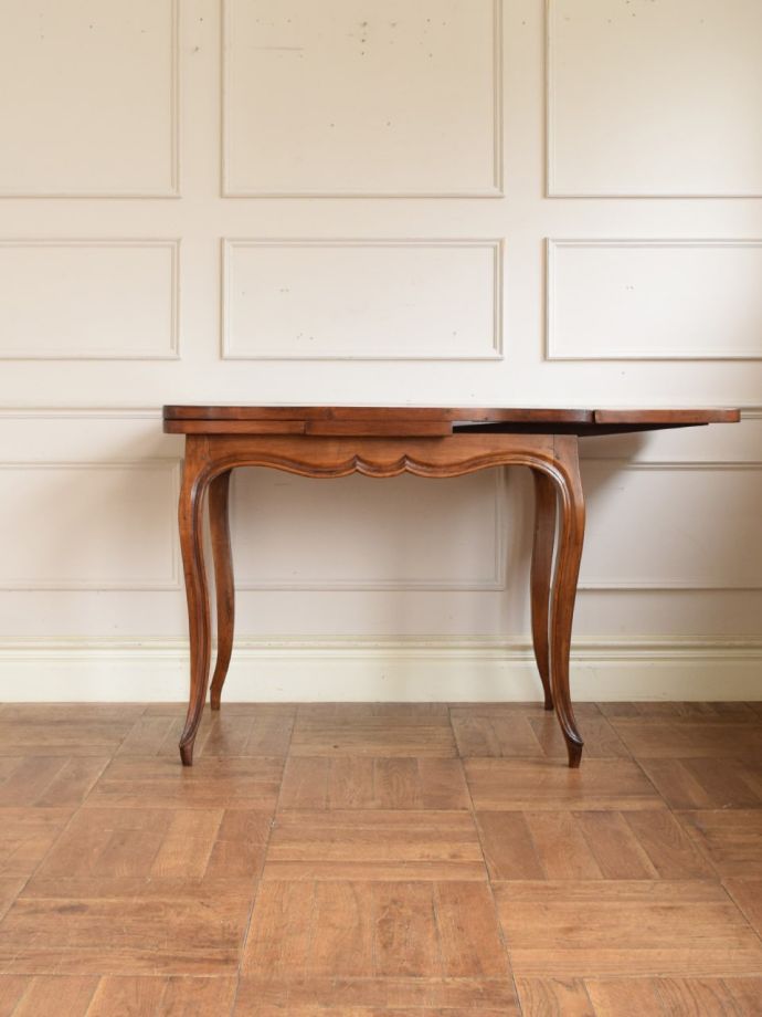 伸長式テーブルを片方開くと