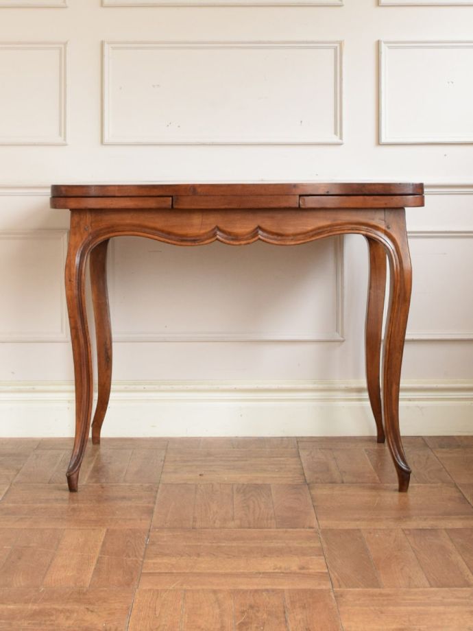 伸長式テーブルの側面