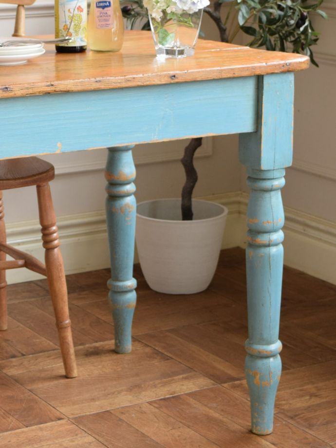 フランスから届いたおしゃれなアンティークテーブル、デスクにも使える