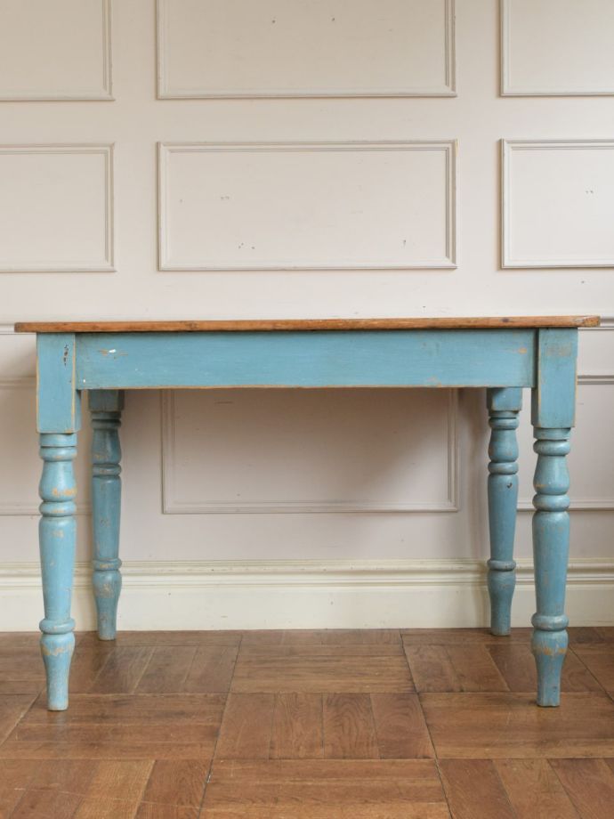 ダイニングテーブルの側面