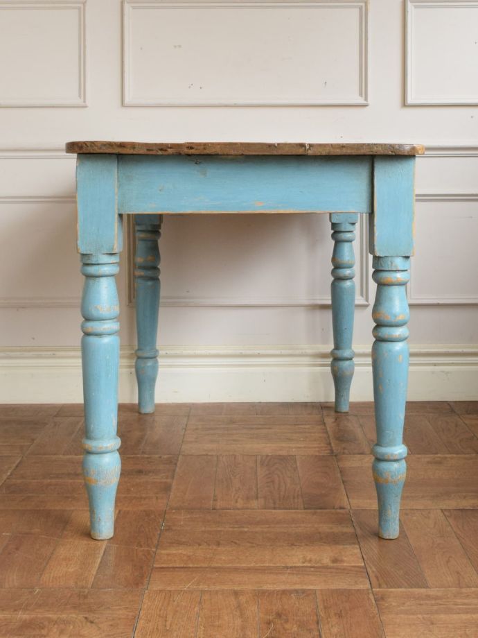 オシャレなテーブルの側面