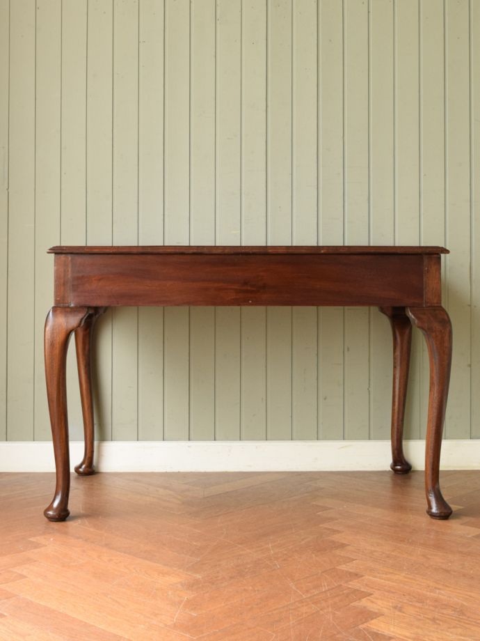 アンティークデスクの後ろ姿