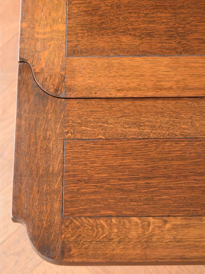 アンティークテーブルの木目