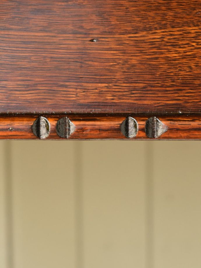 アンティークテーブルの彫