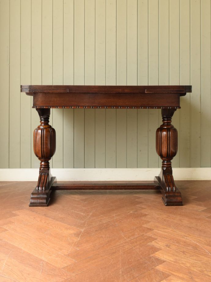 伸長式テーブルの側面