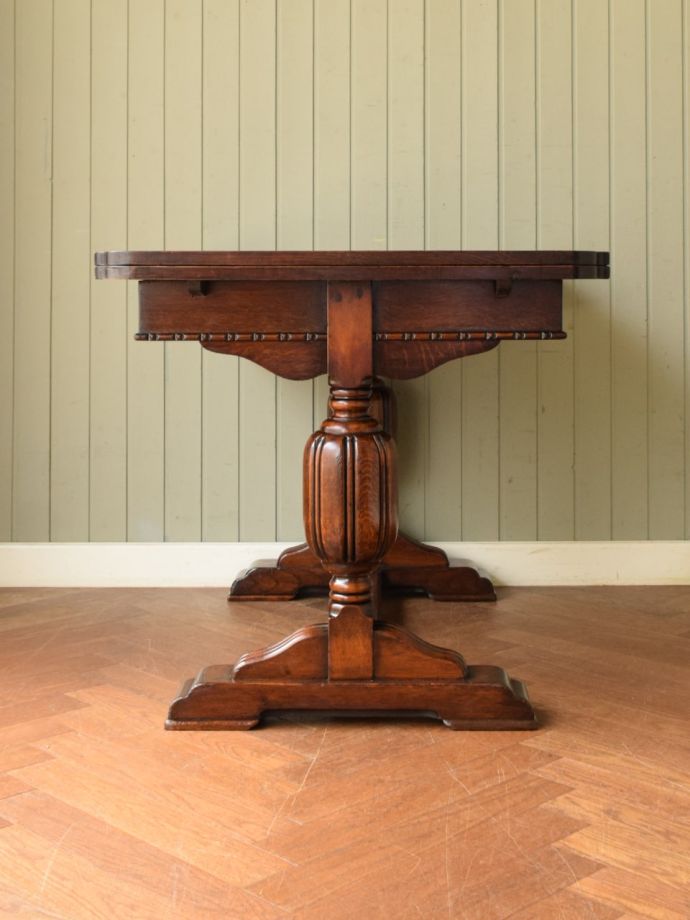 ドローリーフテーブルの横顔