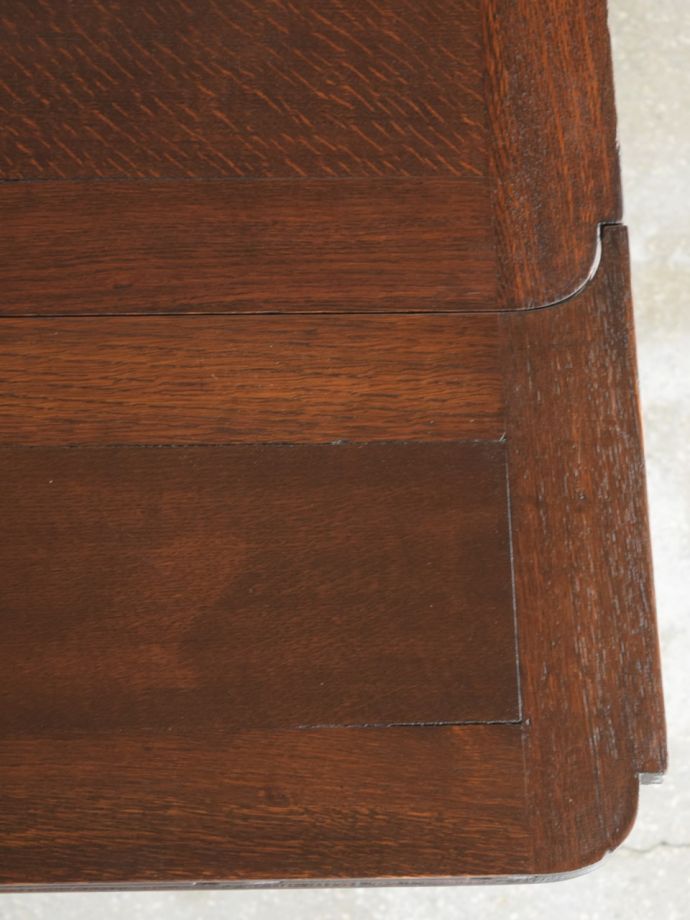 アンティークテーブルの木目