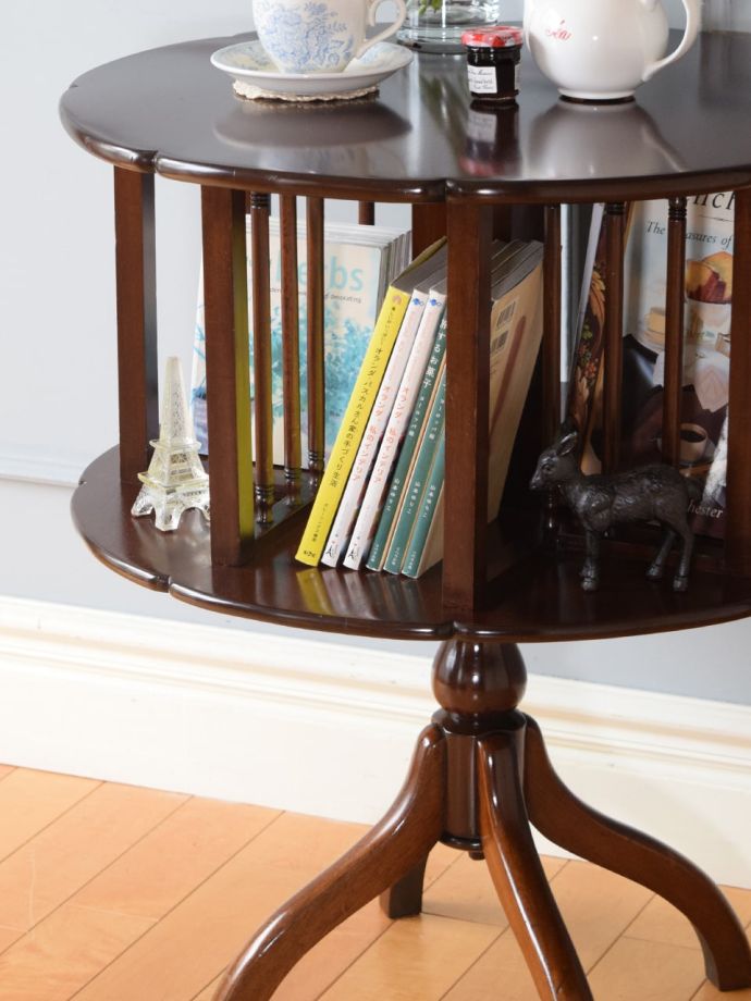 アンティーク家具らしい美しい細工