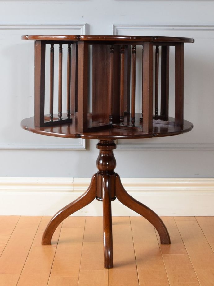 英国アンティークのおしゃれな本棚テーブル、回転するリボルビング