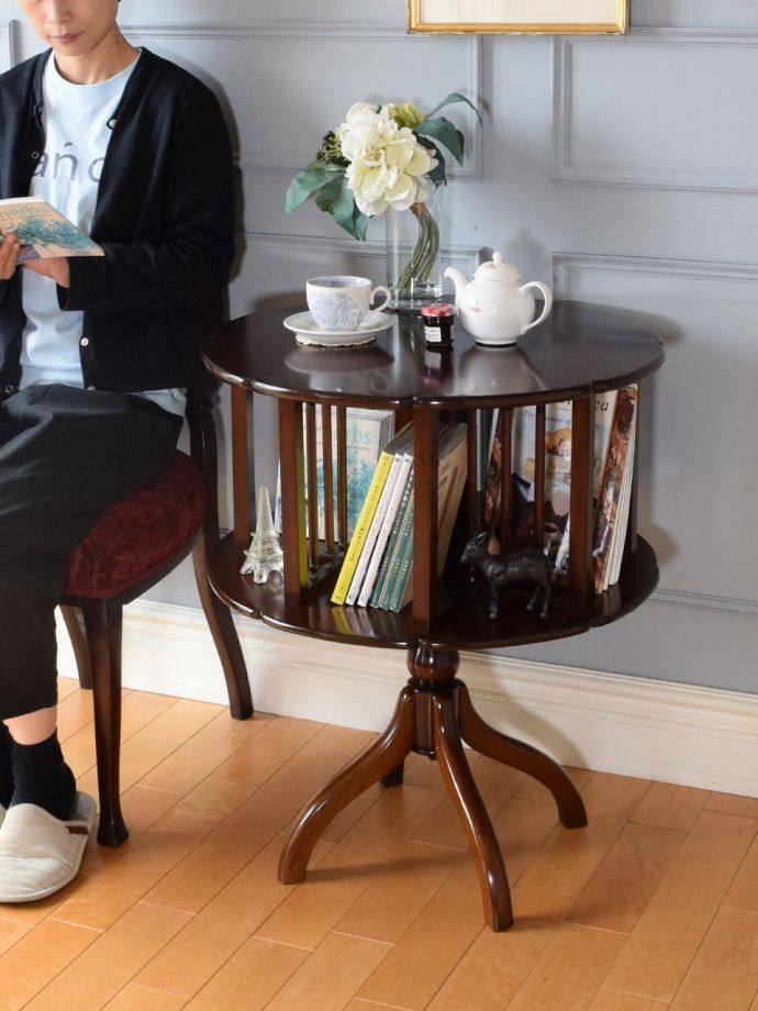 サイドテーブルになる回転式の本棚