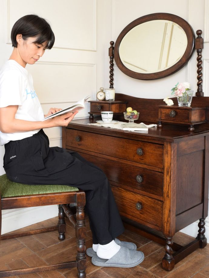 便利に使えるアンティークのドレッサー