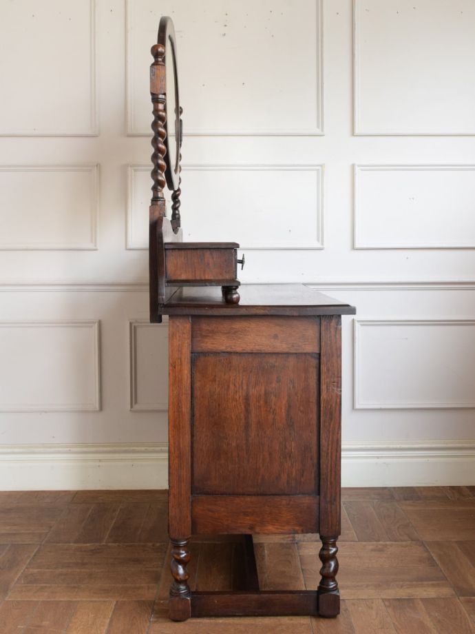 ドレッサーの側面