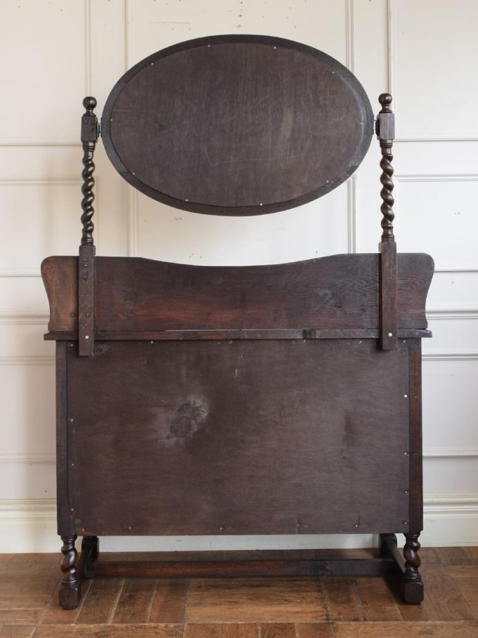 ドレッサーの後ろ姿