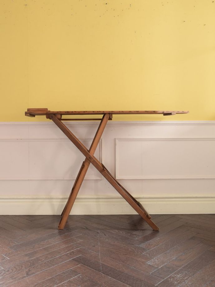 英国アンティークのおしゃれな折り畳み式の家具、木製の可愛いアイロン