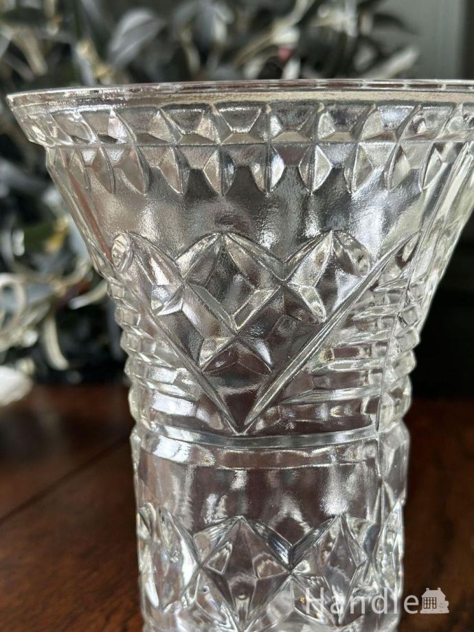 アンティークガラスのフラワーベース、イギリスのプレスドグラスの花瓶