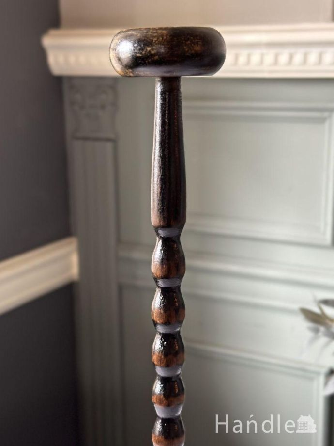 木製のアンティークハットスタンド