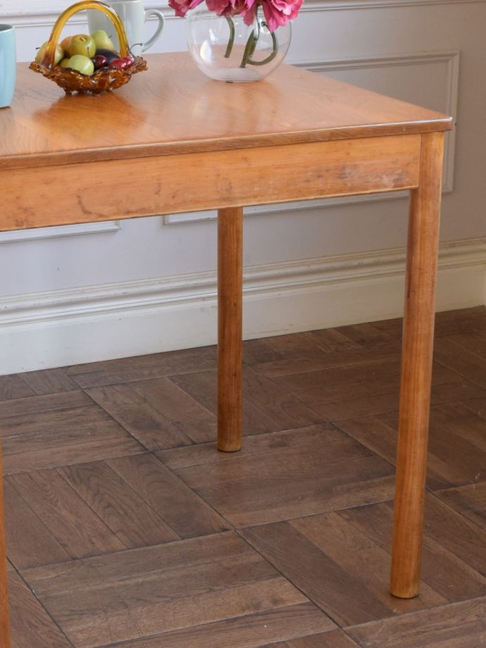 アーコール社のダイニングテーブル