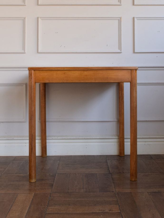 ダイニングテーブルの側面