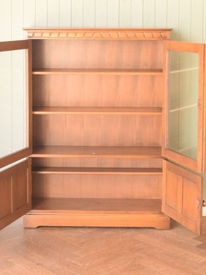 アーコールのキャビネットの扉の中