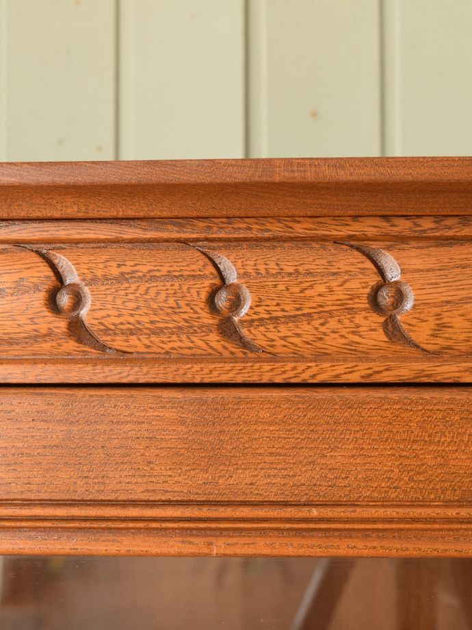 ERCOLの家具の彫り