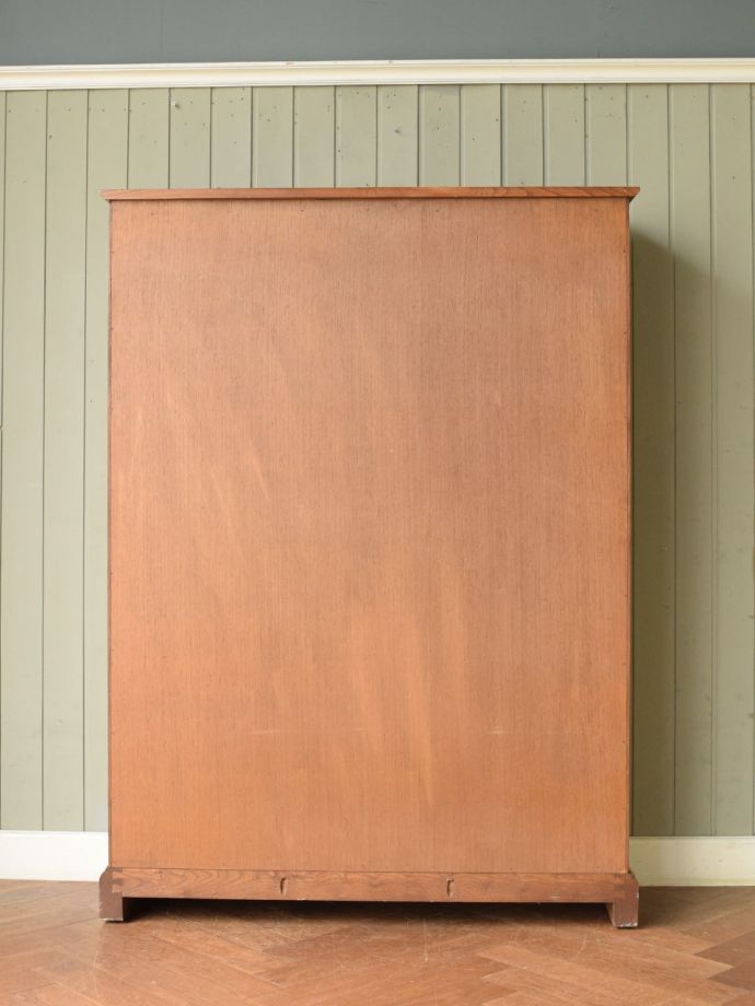 ビンテージキャビネットの後ろ姿