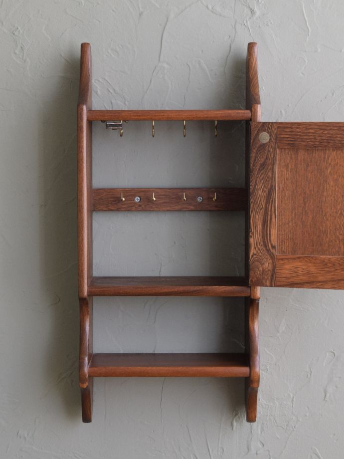 アーコールのキャビネットの扉の中