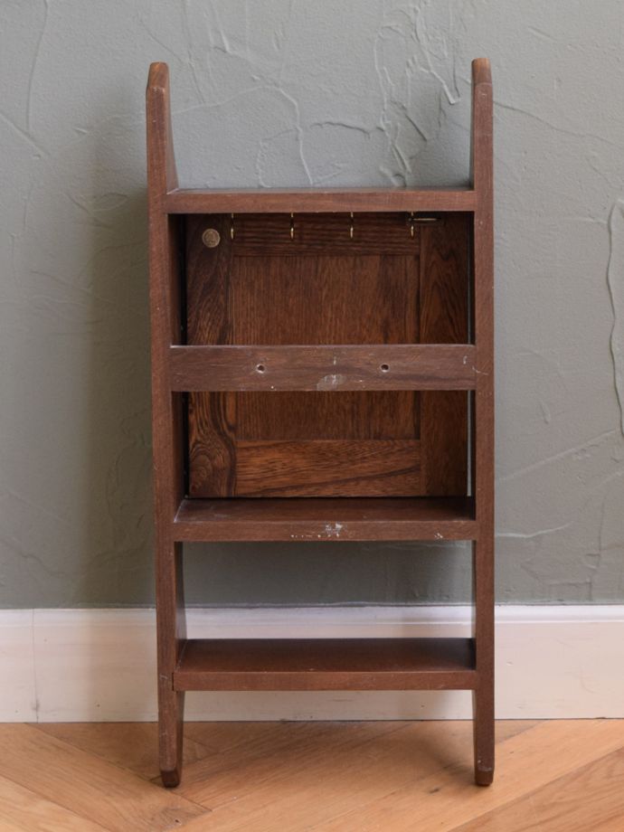 ビンテージキャビネットの後ろ姿