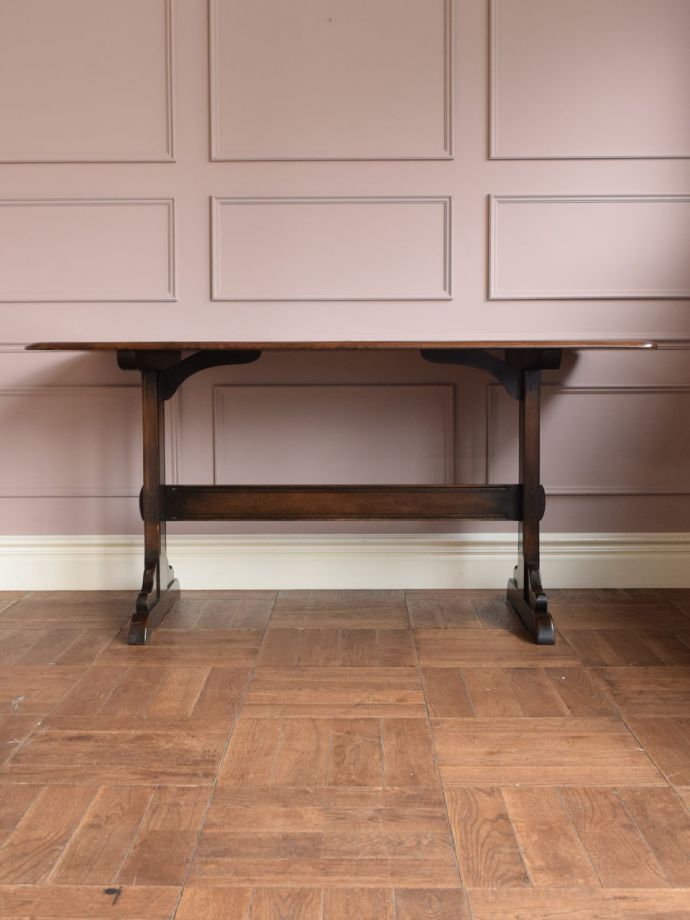 ダイニングテーブルの側面