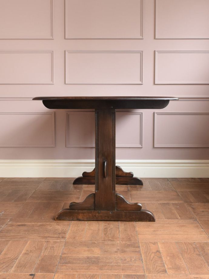 ビンテージテーブルの側面