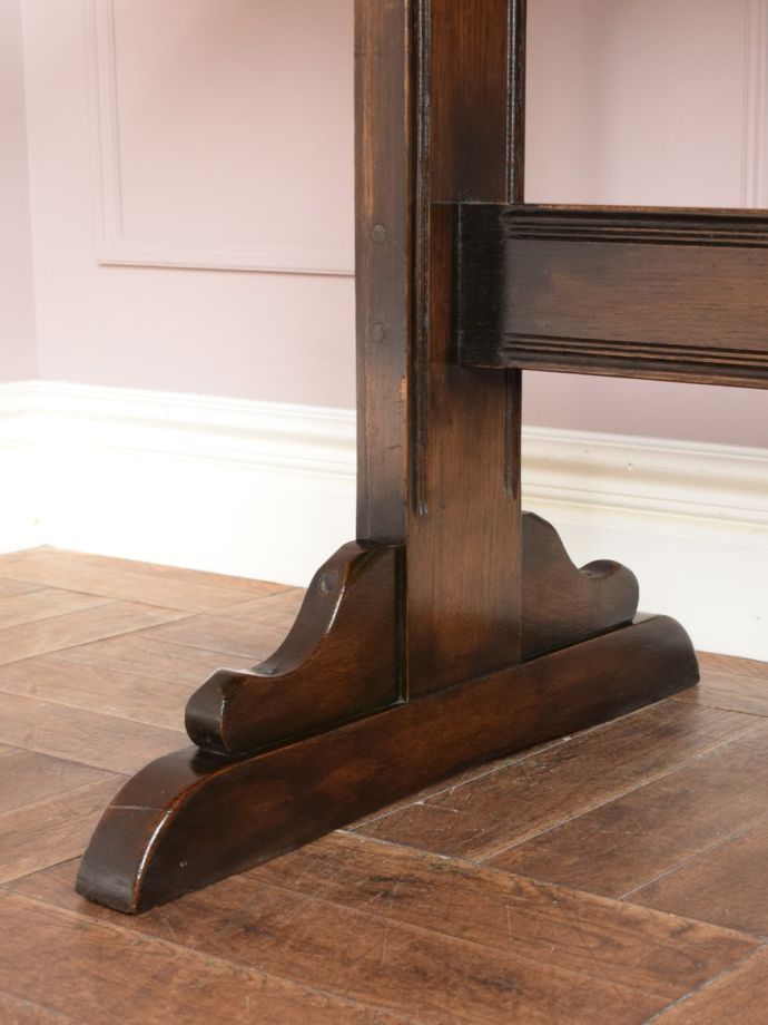 アーコールのテーブルの脚