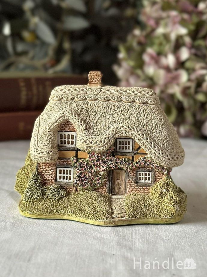 レンガ造りと茅葺屋根が可愛いミニチュアハウス、イギリスから届いた