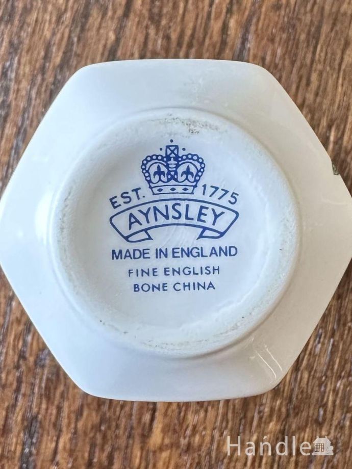 フラワーベースのバックスタンプ