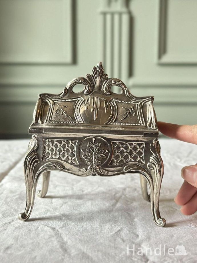 英国アンティークの小物入れ