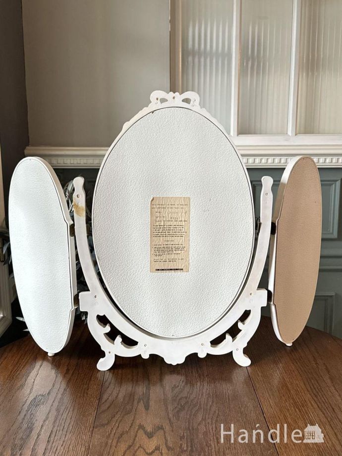 三面鏡の後ろ姿