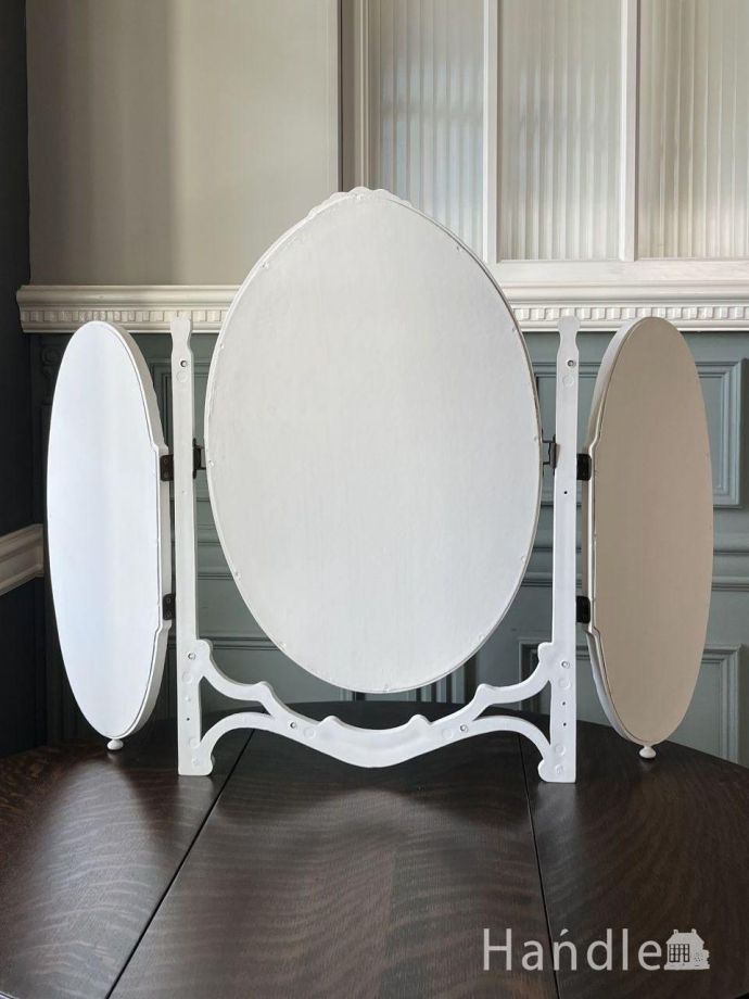 三面鏡の後ろ姿