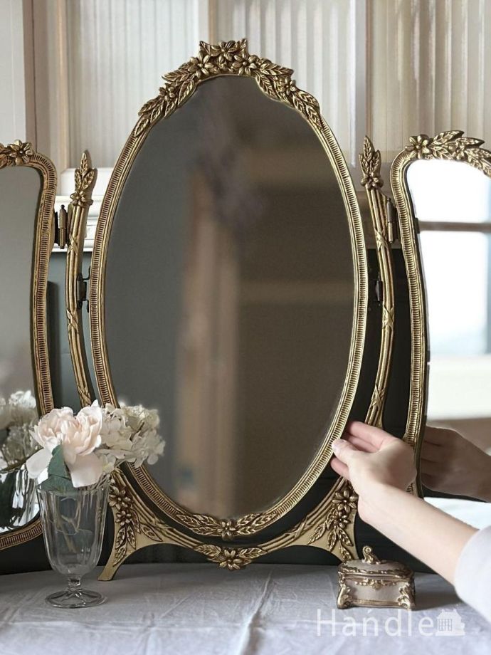 フランスのから届いたアンティークの三面鏡、装飾が優雅なアンティーク